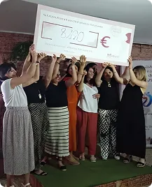 Personal AEF levantando cheque