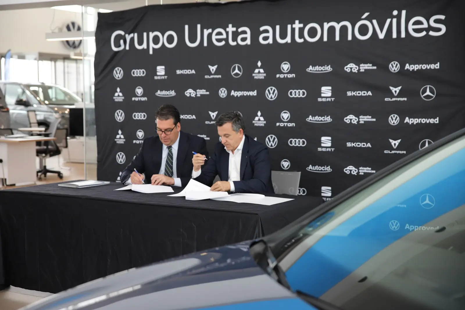 Fernando Andrés García de Angulo, gerente de Ural Motor, y Aitor Canibe, director general de FDJ