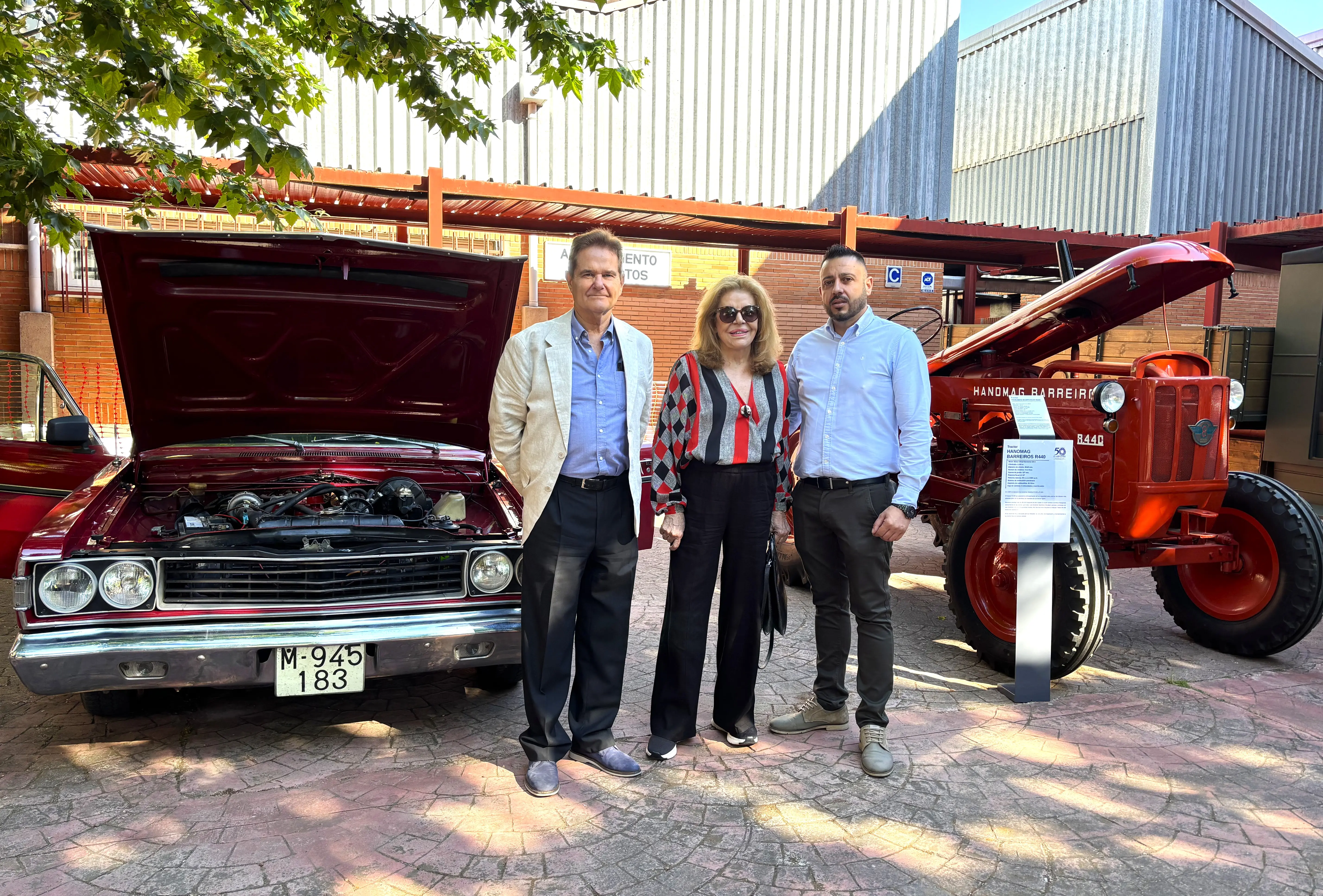 Manuel Lage, doctor en Ingeniería Mecánica e historiador del automóvil; Mariluz Barreiros, presidenta de la Fundación Eduardo Barreiros; y Jesús Vellido, jefe de Estudios vespertino del IES Luis Vives, posan junto a los vehículos Barreiros expuestos con motivo del 50.º aniversario del centro.