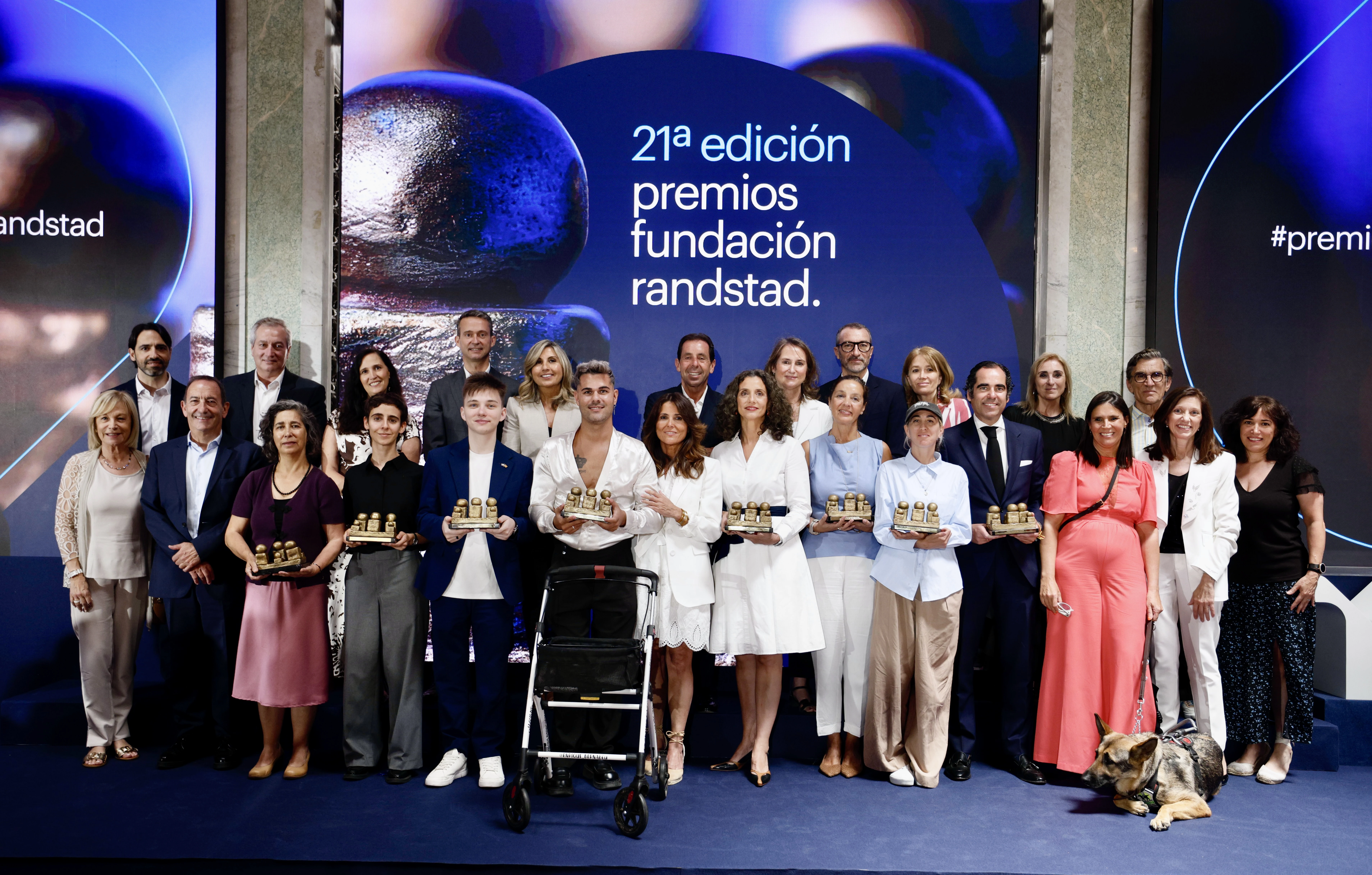 En la imagen vemos a los ganadores de la 21ª edición de los premios Fundación Randstad, junto al comité de Dirección y Patronato de la Fundación