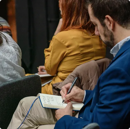 Persona anotando en libreta